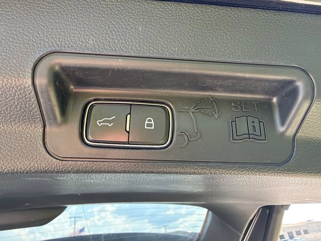 Used 2024 Ford Explorer XLT w/ Equipment Group 202A RWD image 19