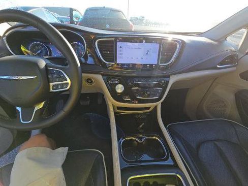 Used 2023 Chrysler Pacifica Limited image 13