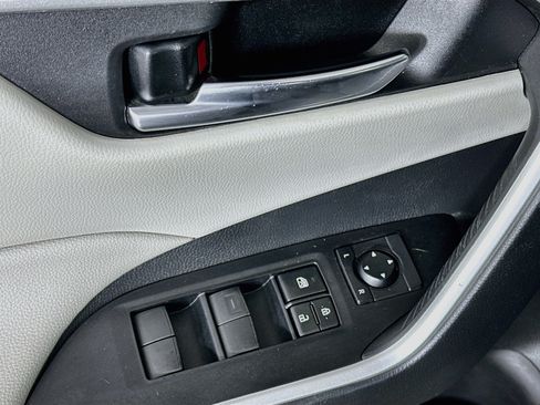 Used 2021 Toyota RAV4 XLE w/ Convenience Package FWD image 15