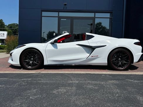Used 2024 Chevrolet Corvette Z06 RWD image 2