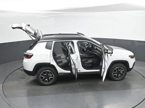 Used 2025 Jeep Compass Trailhawk AWD/4WD image 53