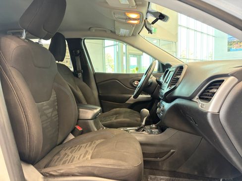 Used 2019 Jeep Cherokee Latitude AWD/4WD image 31