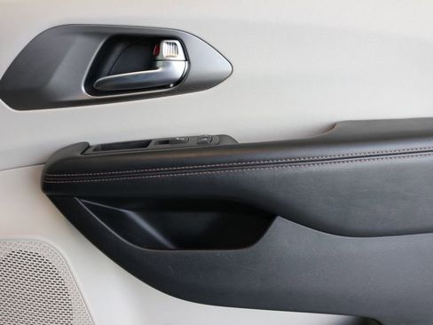 Used 2020 Chrysler Pacifica Touring-L image 27