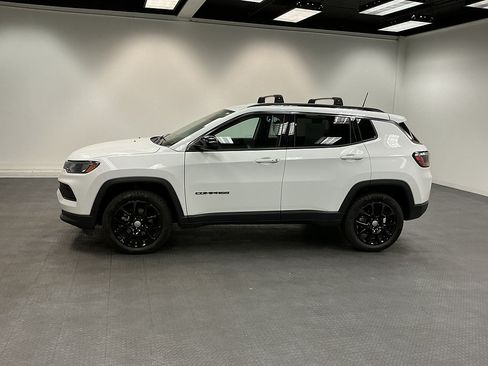 Used 2022 Jeep Compass Latitude AWD/4WD image 2
