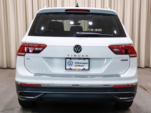 Used 2024 Volkswagen Tiguan SE w/ Panoramic Sunroof Package AWD/4WD image 4