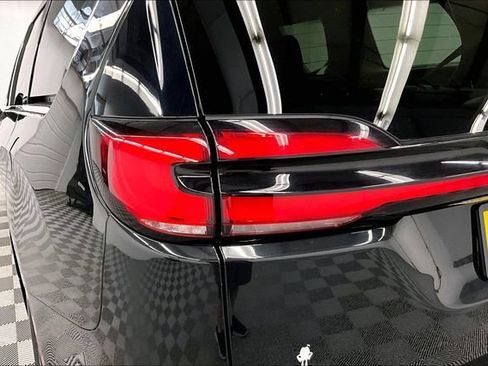 Used 2023 Chrysler Pacifica Touring-L FWD image 32