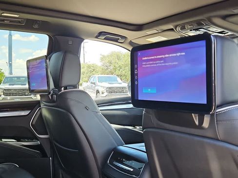 Used 2025 Cadillac Escalade Premium Luxury AWD/4WD image 17