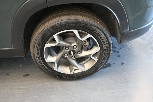 Used 2025 Chevrolet Trax LT FWD image 13
