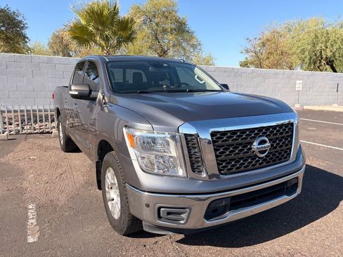 Used 2018 Nissan Titan SV w/ SV Convenience Package RWD image 4