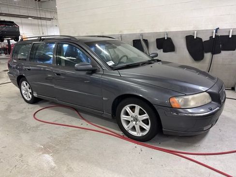 Used 2005 Volvo V70 2.5T FWD image 1