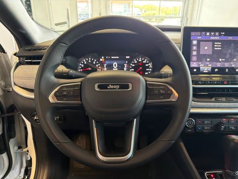 Used 2024 Jeep Compass Latitude AWD/4WD image 18