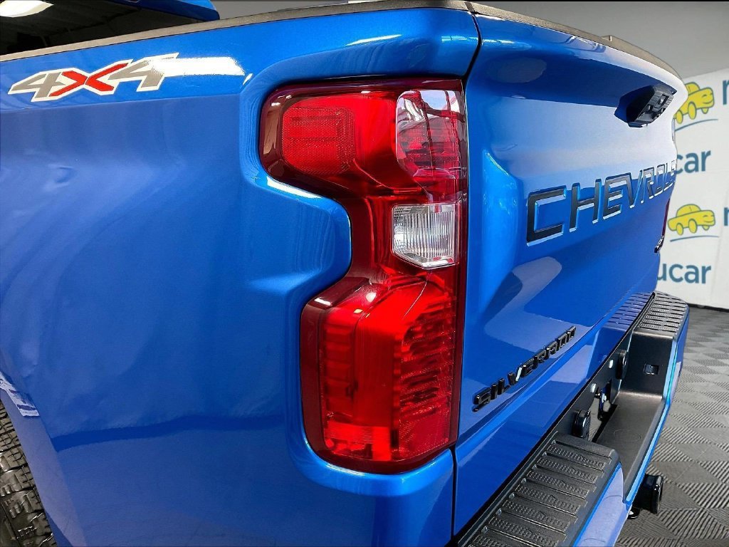 Used 2023 Chevrolet Silverado 1500 Custom w/ 2.7L Blackout Package AWD/4WD image 34