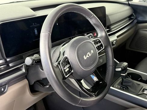 Used 2025 Kia Carnival image 18