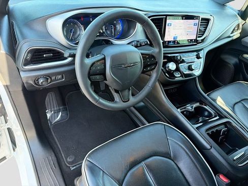 Used 2025 Chrysler Pacifica Limited FWD image 10