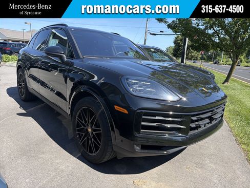 Used 2024 Porsche Cayenne AWD/4WD image 1