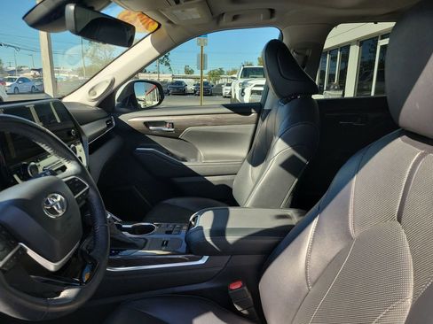Used 2023 Toyota Highlander Limited image 17