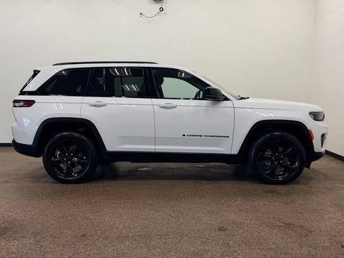 Used 2023 Jeep Grand Cherokee Altitude AWD/4WD image 8