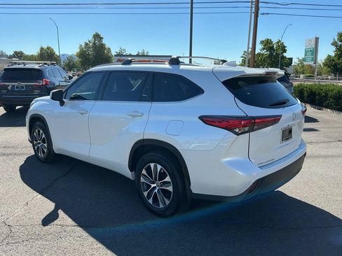 Used 2022 Toyota Highlander XLE AWD/4WD image 10