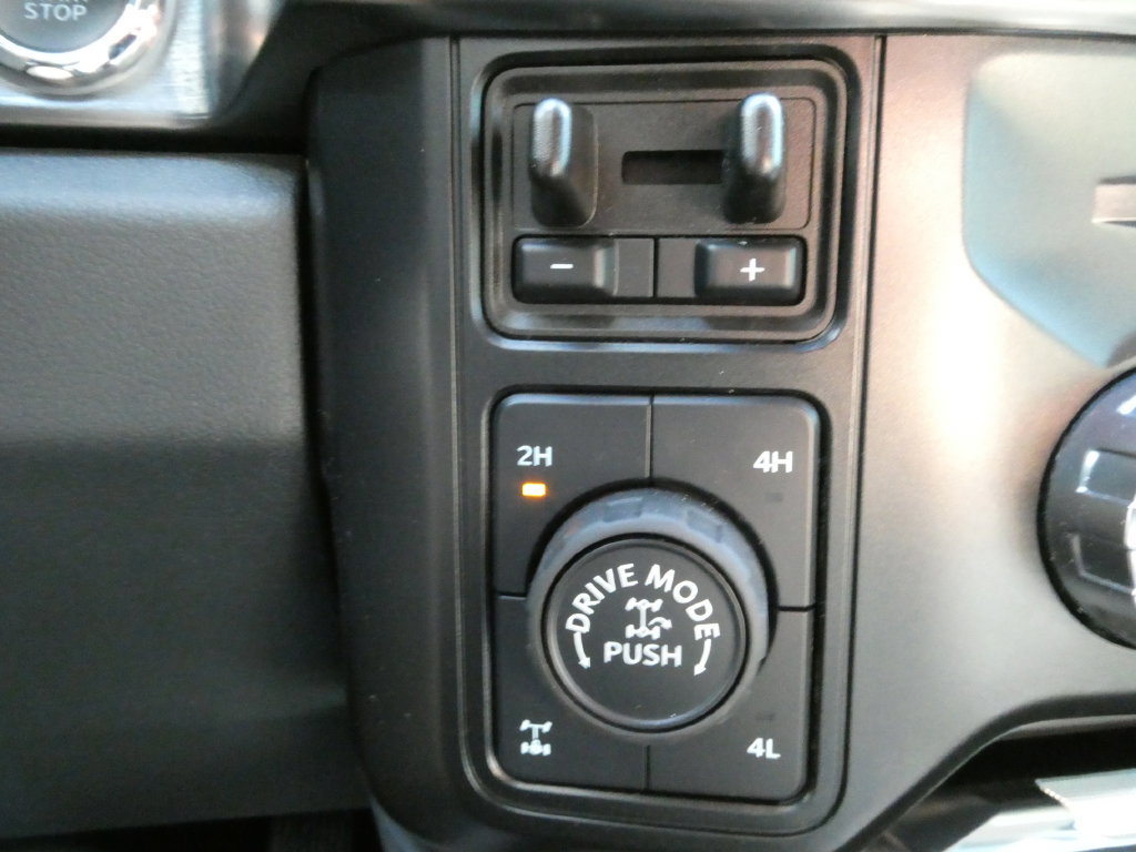 Used 2025 Ford F250 Lariat w/ Tremor Off-Road Package AWD/4WD image 28