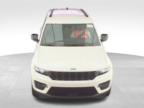 Used 2025 Jeep Grand Cherokee Altitude image 4