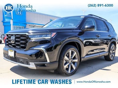 Certified 2025 Honda Pilot Touring image 1
