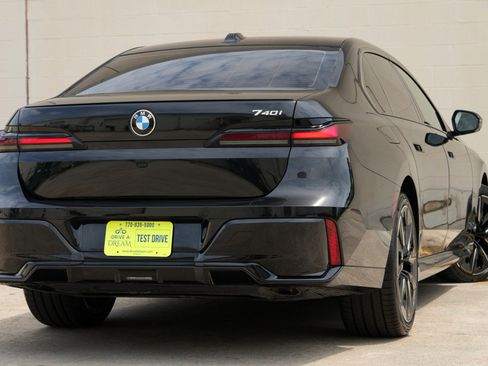 Used 2023 BMW 740i w/ Executive Package RWD image 5