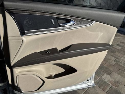 Used 2017 Lincoln MKX Select image 18