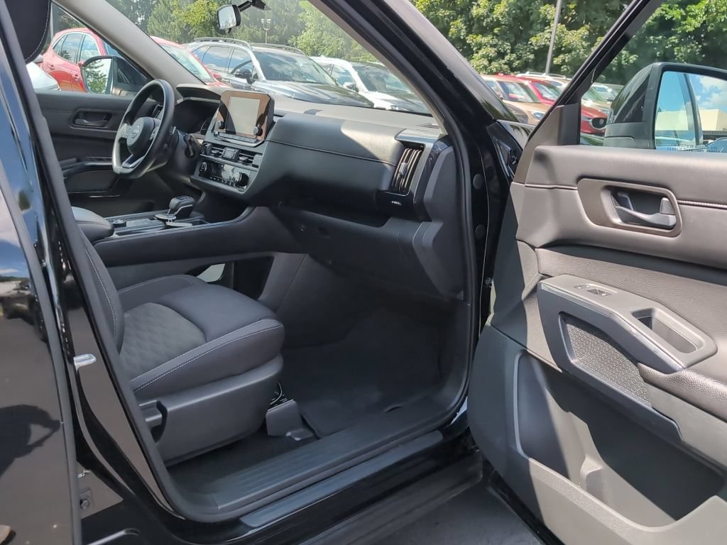 Used 2024 Nissan Pathfinder S AWD/4WD image 7