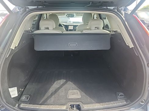 Used 2022 Volvo XC60 B5 Momentum w/ Climate Package FWD image 18