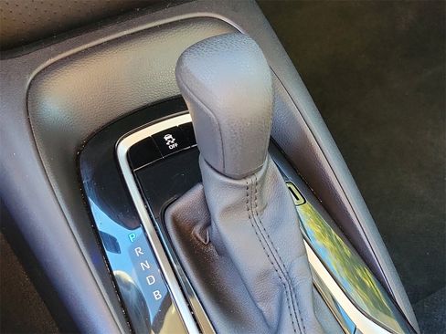 Used 2025 Toyota Corolla LE image 27