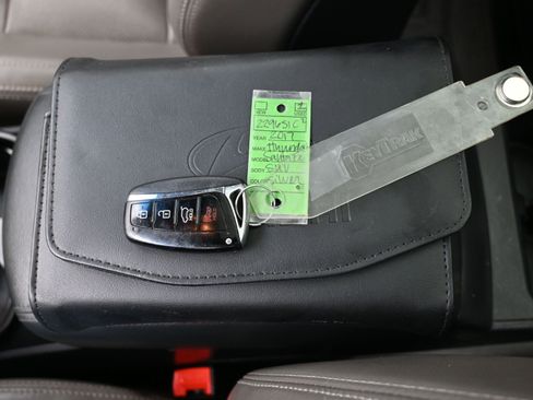 Used 2017 Hyundai Santa Fe Limited image 19