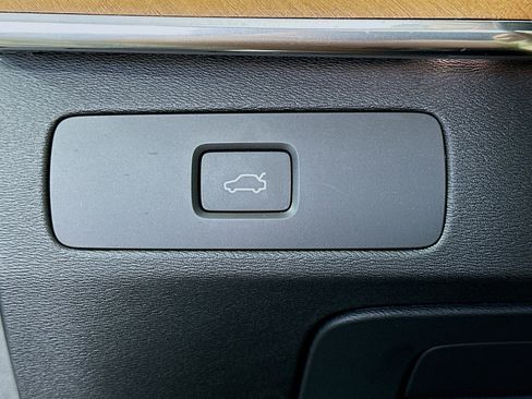 Used 2023 Volvo XC90 B6 Plus image 16