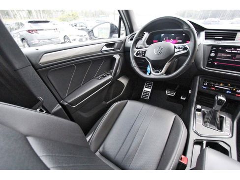 Used 2022 Volkswagen Tiguan SE R-Line FWD image 11