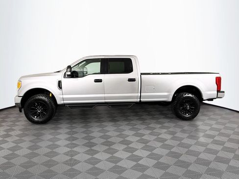 Used 2017 Ford F250 XLT w/ FX4 Off-Road Package AWD/4WD image 4