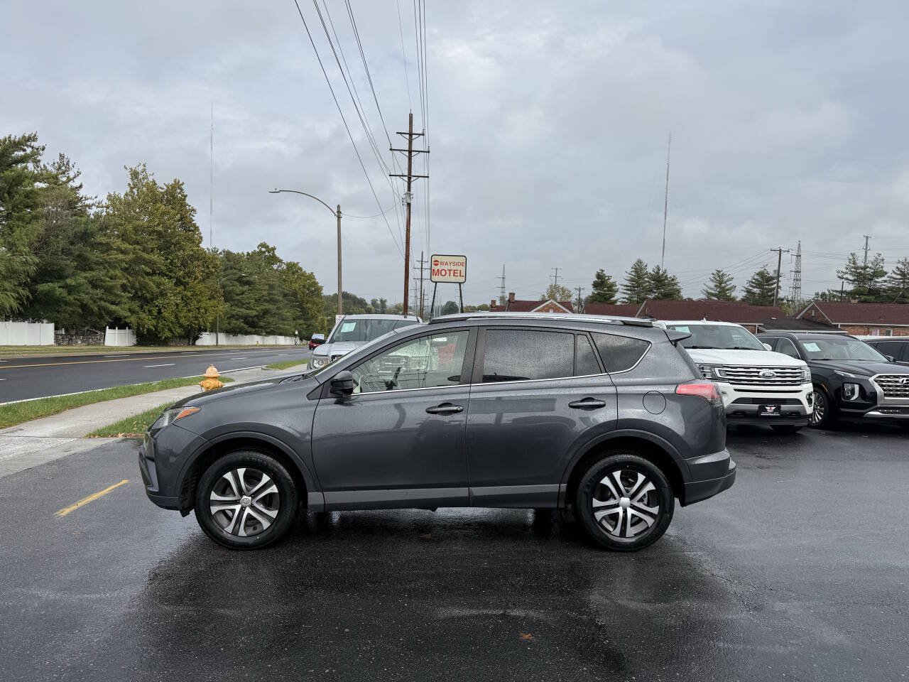 Used 2017 Toyota RAV4 LE AWD/4WD image 4