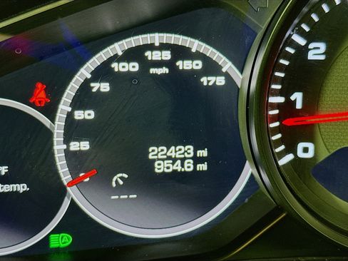 Used 2021 Porsche Cayenne w/ Driver Memory Package image 15