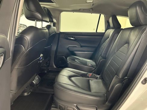 Used 2022 Toyota Highlander XLE AWD/4WD image 27