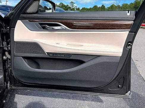 Used 2020 BMW 750i xDrive 750i xDrive w/ Executive Package image 22