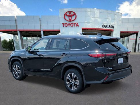 Used 2021 Toyota Highlander XLE AWD/4WD image 6