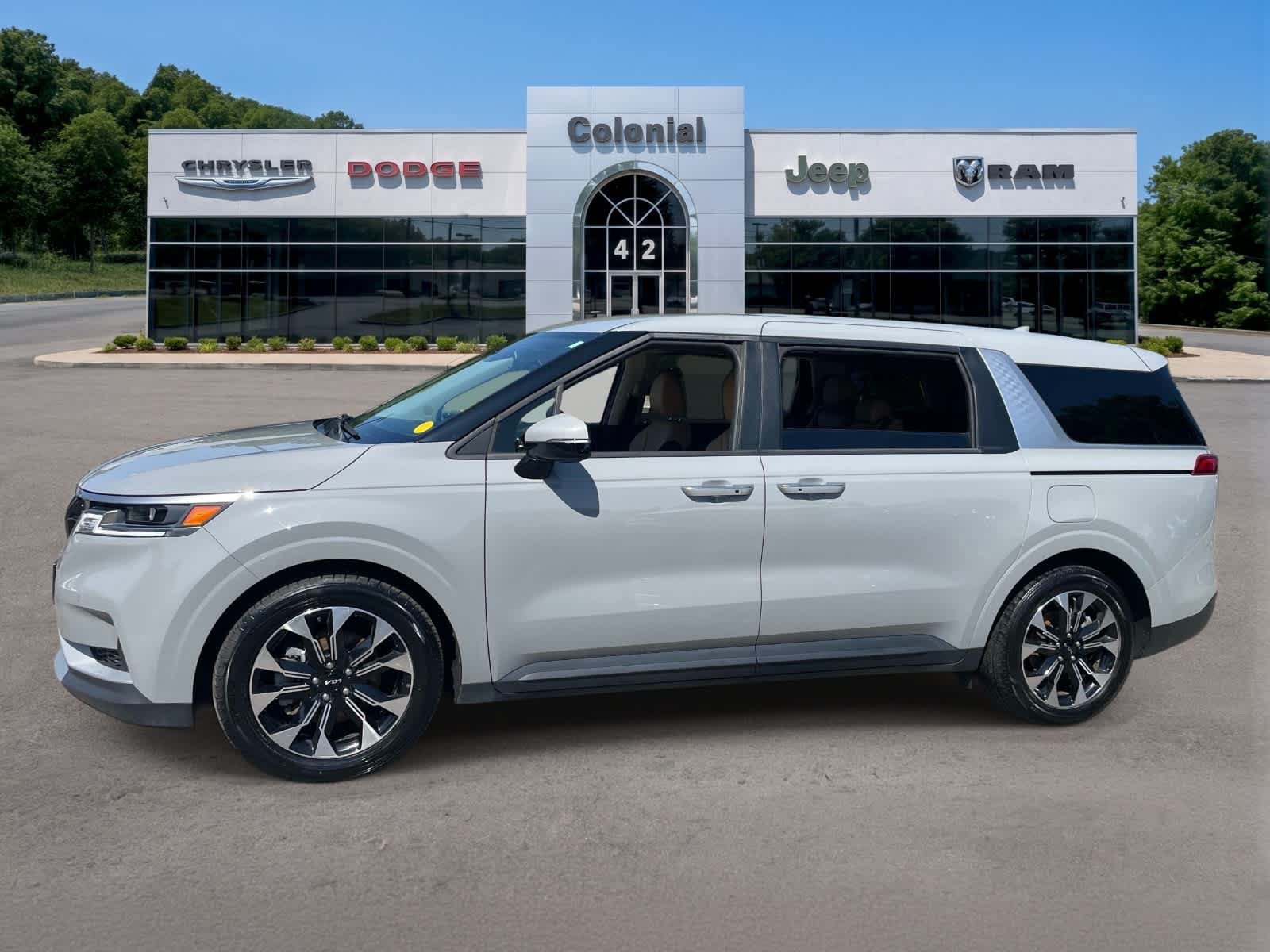 Used 2024 Kia Carnival EX FWD image 2