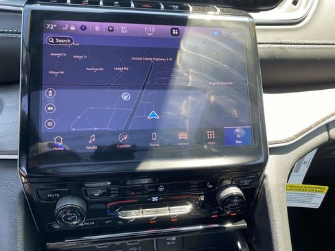 Certified 2025 Jeep Grand Cherokee Limited w/ Black Appearance Package AWD/4WD image 17