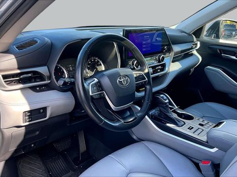 Used 2023 Toyota Highlander XLE AWD/4WD image 17