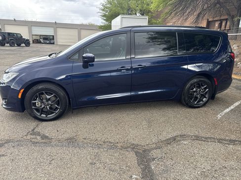 Used 2018 Chrysler Pacifica Touring-L Plus FWD image 4