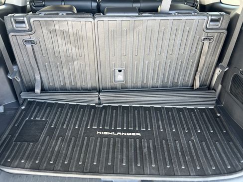 Used 2021 Toyota Highlander XLE AWD/4WD image 18
