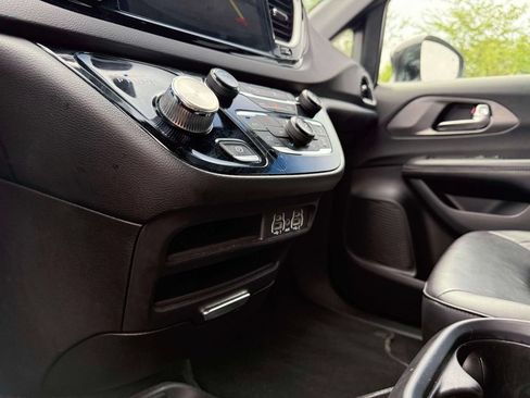 Used 2025 Chrysler Pacifica Select FWD image 29