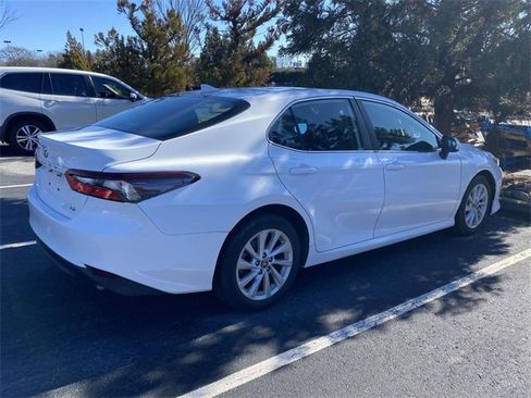 Used 2022 Toyota Camry LE image 3