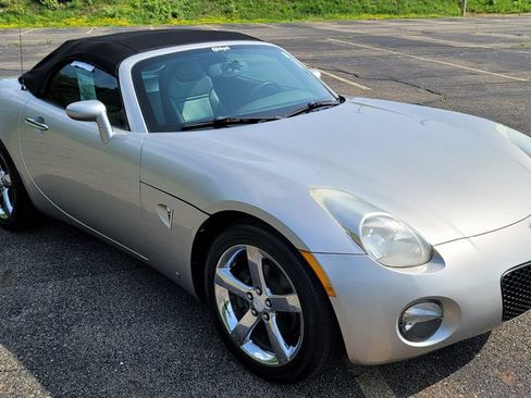 Used 2007 Pontiac Solstice Convertible w/ Premium Package RWD image 2
