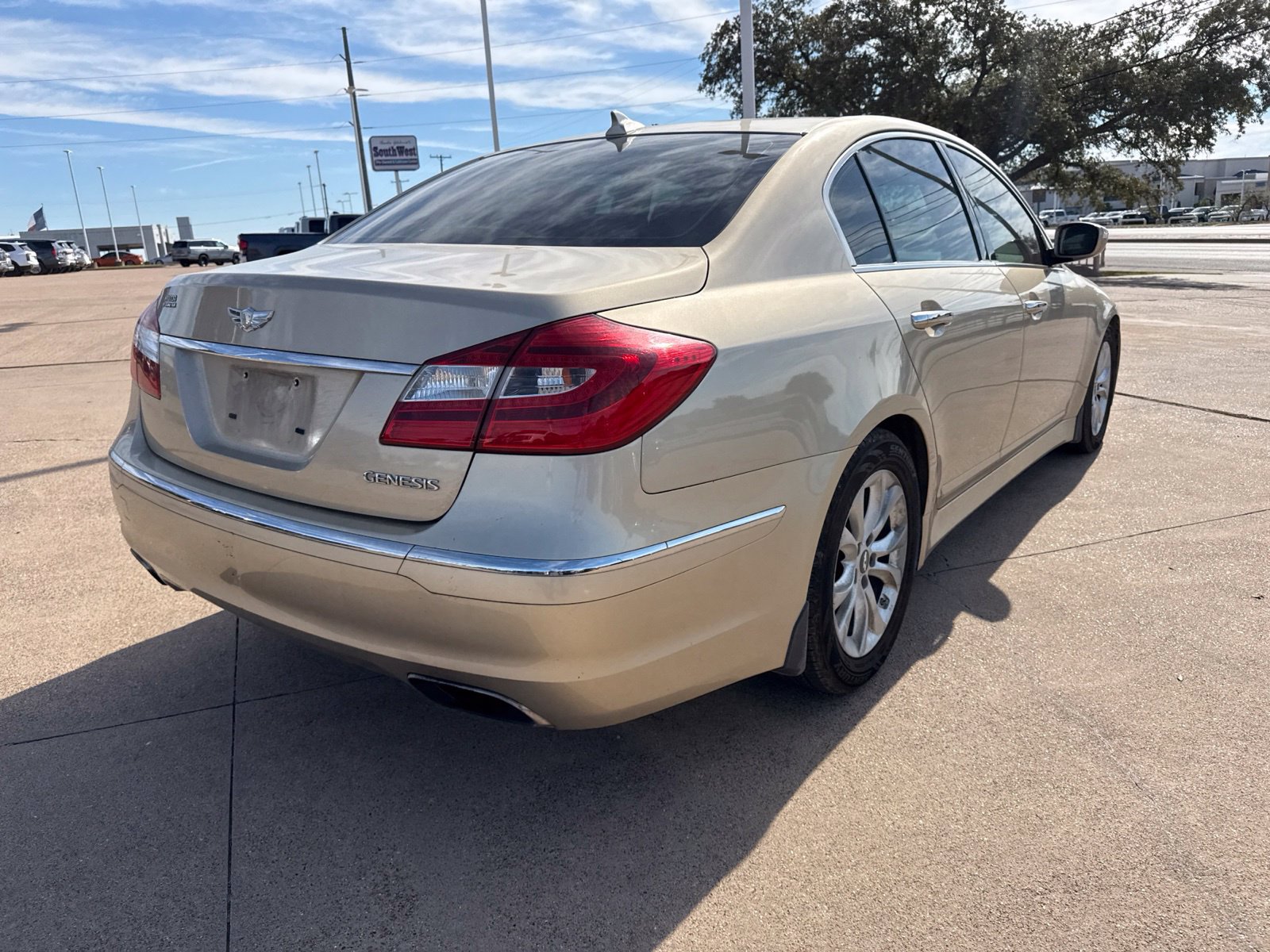 Used 2012 Hyundai Genesis 3.8 RWD image 7