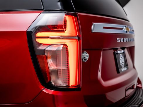 Used 2022 Chevrolet Suburban LT w/ Luxury Package image 12