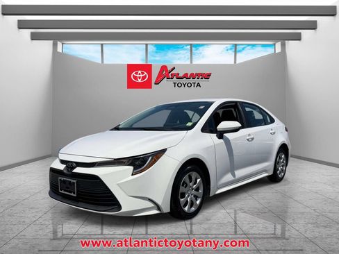 Used 2025 Toyota Corolla LE FWD image 2